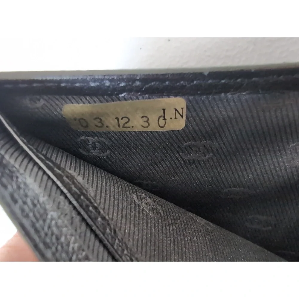 Chanel Coco Button Bifold Wallet With Hologram In Excellent Condition